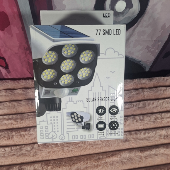 Solar Sensor Light with Remote Control - Picture 3 of 3